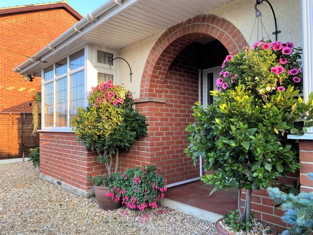 En-Suite Nook Near Forest & Sea, Super Value With Fridge, Microwave And Tv 리밍톤 외부 사진
