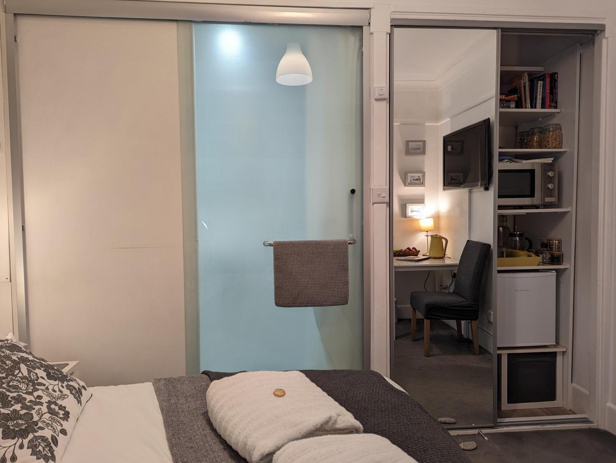 En-Suite Nook Near Forest & Sea, Super Value With Fridge, Microwave And Tv 리밍톤 외부 사진