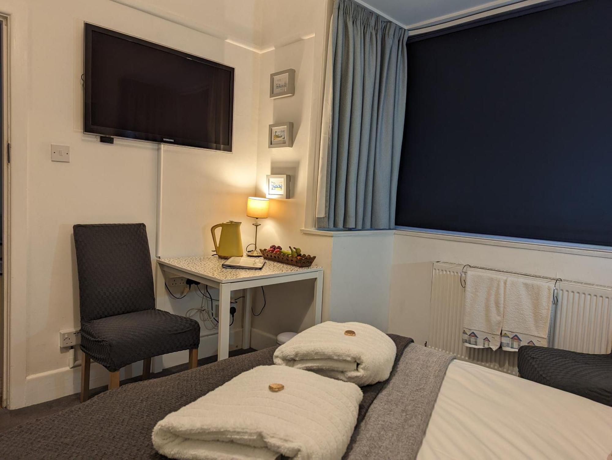 En-Suite Nook Near Forest & Sea, Super Value With Fridge, Microwave And Tv 리밍톤 외부 사진